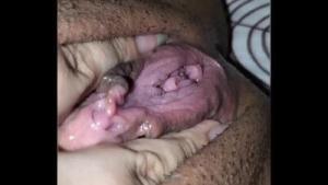 MI COÑO ESTA CREMOSO, MIRA MI INCREIBLE ORGASMO. (VIDEO VERTICAL 1080P.)