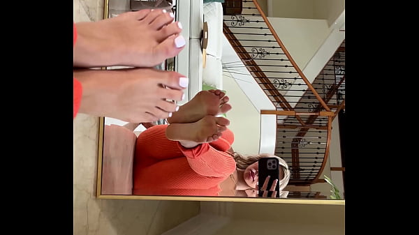 luna luxe wants you to obsess over her pretty little feet and toes