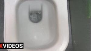 LE JUEGO UNA BROMA A MI ESPOSA EN EL BAÑO LE JUEGO UNA BROMA A MI ESPOSA EN EL BAÑO