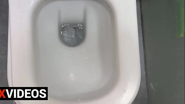 le juego una broma a mi esposa en el bano le juego una broma a mi esposa en el bano
