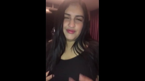 amira joven venezolana incursiona en el porno mostrando al publico sus tetas y culo