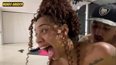 Ele chegou na cara dura e socou rola na mulher que o amigo estava comendo