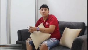 Mi padrastro me regala de cumpleaños una noche con una hermosa prostituta para que me quite la virginidad PARTE 1