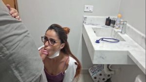 VAZOU vídeo da enfermeira fodendo dentro do banheiro do hospital!