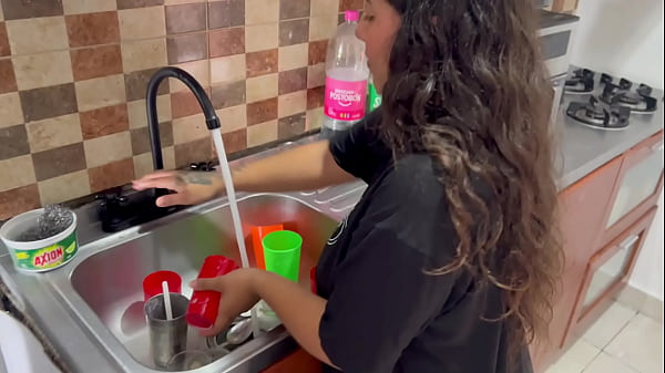 aprovecho que mi hermanastra limpia la cocina para invitarla a coger duro