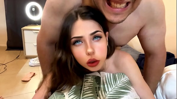 el padrastro de mi amiga me convence para follaryo queria ir al ciney termino follando con un gordo de 46 anoshablando espanolvideo completo
