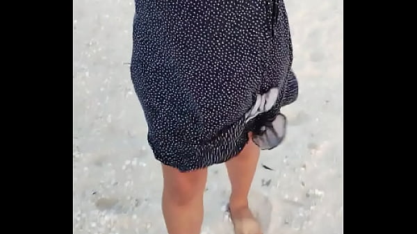 exhibiendome en playa publica