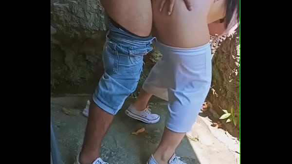 feliz ano prm0s cachondos follando detras de una casa abandonada