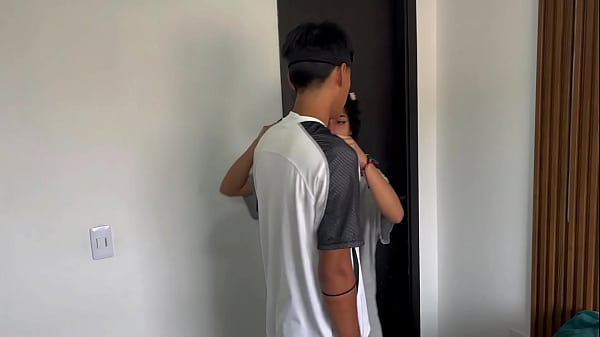 flaca morena de 18 anos hace un masaje tantrico y termina chupando y montando verga hasta acabar con el cono boquiabierto goteando semen