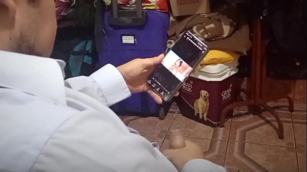 mi padrastro cochino y maduro se pajea con mis calzones lo invito follar en el culo y que se corra en mi cono mientras su nueva esposa no esta