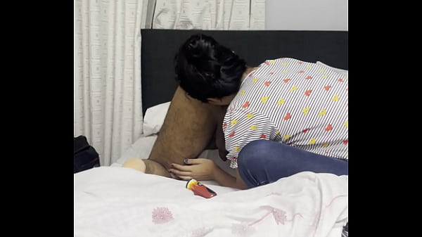 una hembra le mama el culo peludo al domador
