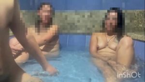 Jovencito indígena de 26 años  feo y prieto recibe un oral a 2 bocas de 2 hembras que conoció en una fiesta