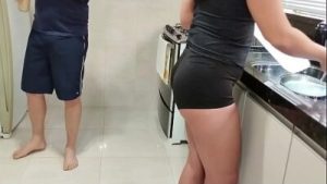 Meu cunhado pervertido tira vantagem de mim enquanto estou lavando a louça – Completo no RED e no Sheer