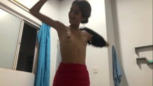 Mi hermanastra sexy entra a mi habitación y me descubre masturbándome y me ofrece su ayuda – HISTORIA COMPLETA