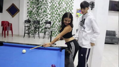 ROLEPLAY: invité a mi hermanastra morena al billar para enseñarle y la muy pervertida me besó para que le follara el coño rico – porno en espanol