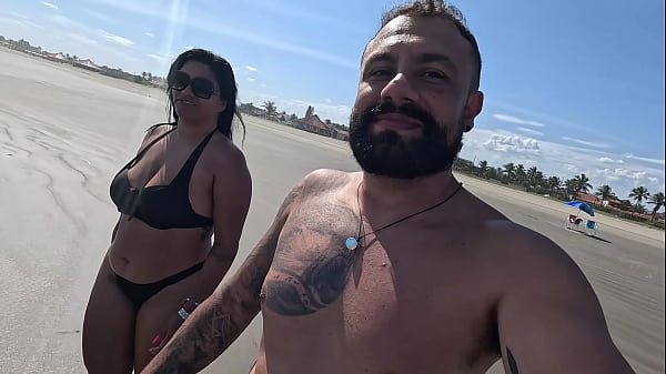 aprontando em publico ambulantes reconhecem minha putinha e claro agente apronta na praia