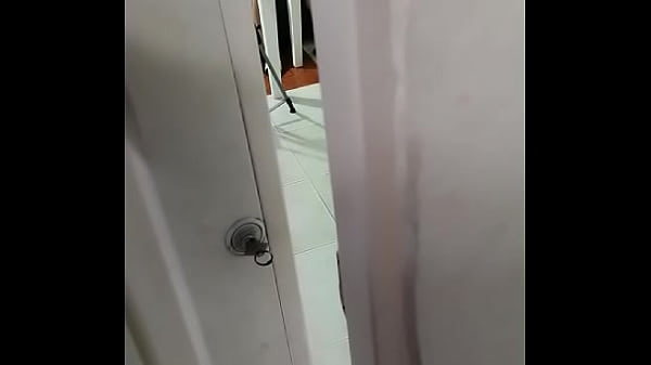 entro al cuarto de mi estudiante y ella me seduce y me la follo