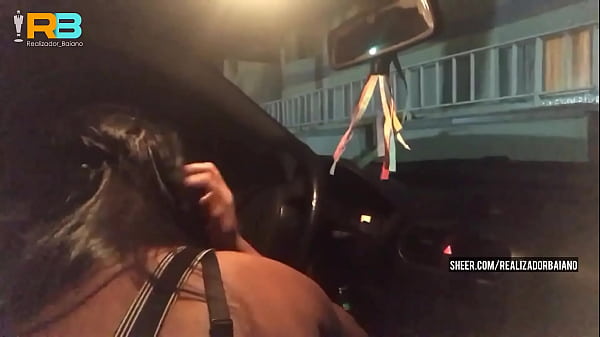 esposa putinha mamando o realizador baiano e liga pro marido corno manso assistir ela chupando negro dotado no carro em via publica