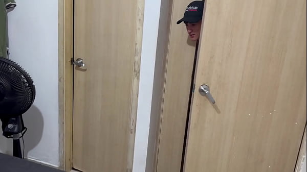 me follo a la cachonda de mi hermanastra en su cuarto mientras no hay nadie en casa le gusta follar rico y duro con mi gran polla porno en espanol