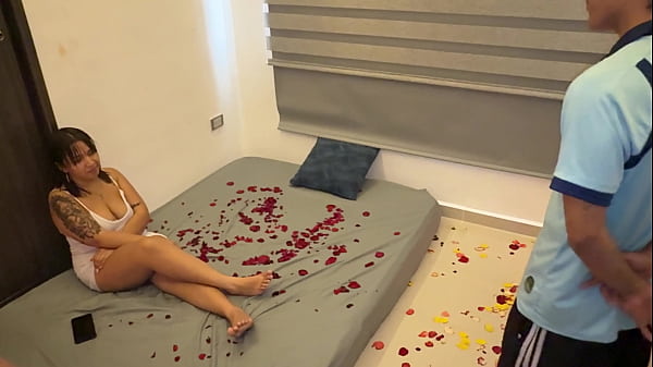 mi padrastro deja plantado a mi madrastra en el dia de san valentin y yo la consuelo con una dura follada