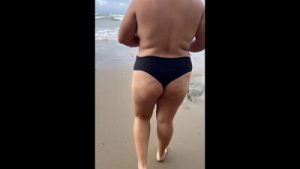 Surprising I record a sexy Colombian girl on the beach and we ended up fucking very hard on the beach.