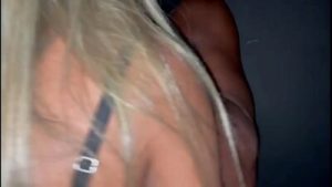 CORNO DEIXA SUA ESPOSA DA SEM CAMISINHA DENTRO DA CABINE