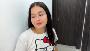 Me vengo en las tetas de la mujer de mi cornudo amigo como acto de lealtad a la amistad.