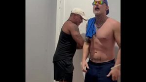 Negão dotado meteu forte no loirinho!