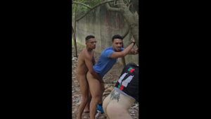 PEGUEI NO FLAGRA O TORCEDOR FUDENDO O CU DO GAROTO GAY NAS TRILHAS DO PARQUE.