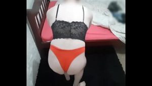 Usando calcinha e sutiã