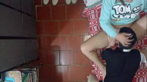 CAMARA graba como EL HIJASTRO MAYOR tiene relaciones SEXUALES CON SU MADRASTRA – la camara esta puesta en el techo y ellos estaban follando