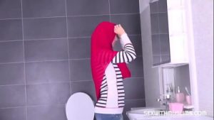 Curvaceous muslim goddess shows some skill