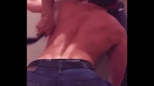 DEPSUES DE UNAS COPAS EN EL BAR EL HETERO ME FOLLA EN SU CASA