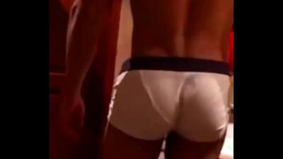 Despues de unas copas mi amigo hetero se ducha y me pide que lo grabe