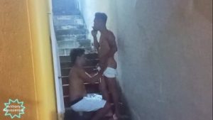 Dois quebrada pauzudo fudendo no escadão da favela completo no Red