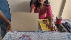 देसी इंडियन भाभी ऑफिस में काम कर रही थी तो उसको मैने जबरदस्त चोदा