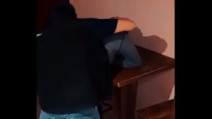 El repartidor de pizza me folla salvajemente cuando le pongo el culo