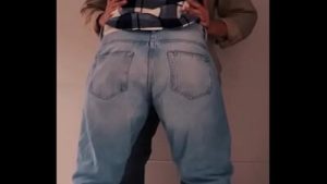 El repartidor Delivery me toma por sorpresa y se saca la polla se la mamo y me folla