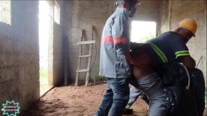 Eletricista fudendo o ajudante durante o serviço