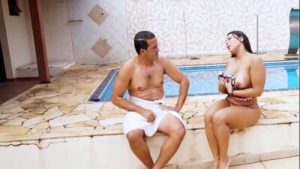 Empregada na piscina rabuda me deixou cheio de tesão parei para admirar e comi essa gostosa. .