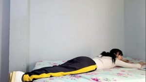 Estudiante universitaria estuvo con la regla pero no le importó a su hermanastro y se la follo durisimo