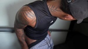 FUDENDO O NOVINHO NA ESCADA DO MEU PREDIO. – FREE