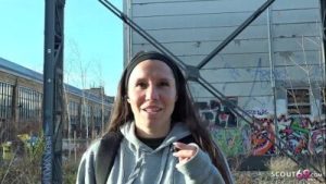 GERMAN SCOUT – ERZIEHERIN AUS BERLIN DREHT ERSTEN PORNO BEI ECHTEN STRASSEN CASTING