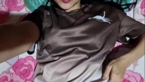 Hermosa latina natural tiene orgasmo tras orgasmo en el sofá ( CASERO REAL)