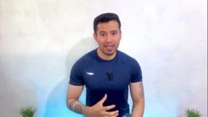 Hombre Cuabano hetero dotado de 25cm permite que masajista de pies le de sexo oral hasta venirse en su boca! Relato sexual