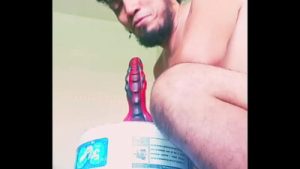 Intento tragarme esté dildote por mi culito