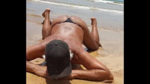 Ladysilva crossdress na praia bronzeando sua bunda gostosa