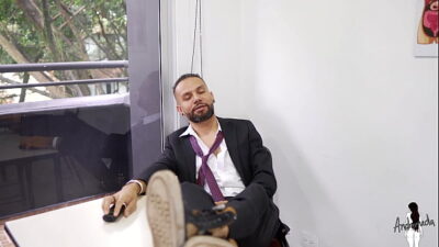 Maestra tiene que ponerle caracter al estudiante maleducado, lo invita a quedarse y cuando todos se van se lo folla para pasarle la materia