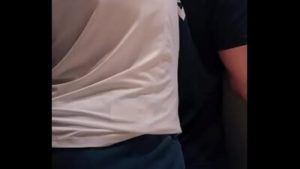 Me toma por sorpresa y me folla en el baño a escondidas