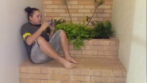 mientras estoy jugando con mi celular, recibo la visita de mi amante quien no controla sus ganas de cogerme